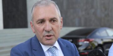 Habit ish deputeti: Do publikoj videon ku hajdutët vjedhin shtëpinë e kreut të SPAK, ish hetuesi i komunizmit sot me vilë në Lalëz