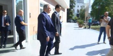 VIDEO/ Si u kryqëzua Basha nga demokratët përkrahës të Berishës në oborrin e PD-së: Qaraman, paç faqen e zezë
