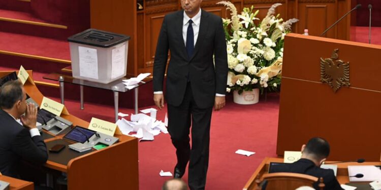 S’ka ç’ti bëj gomarit i bie samarit, Luli Basha fyen Luljeta Bozon në seancë: Pusho moj ti!