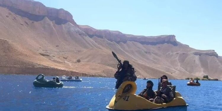 VIDEO/ Me bazuka në krah pedalojnë në liqen, argëtimi qesharak i talebanëve!