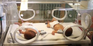 E ndërrua gabimisht në martenitet, adoleshentja i kërkon shtetit 3 milion euro dëmshpërblim për jetën mizerabël që bëri në fëmijëri