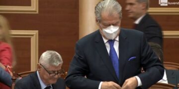 PD e përjashtoi, Berisha regjistrohet si pjesë e grupit parlamentar demokrat