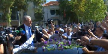 Lule mbi makinën e Berishës, Mero Baze: Mu kujtua arkivoli i Azemit, tamam kortezh mortor (Foto)