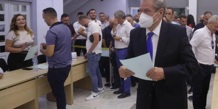 Pengmarrja e PD nga Berisha për interesa familjare, është kanibalizëm politik apo enverizëm