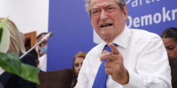 Aksioni i Berishës, “VOA”: Ndër vite ka qenë mburojë e Bashës, flet për parime por ka mbajtur me dorë të fortë kontrollin mbi partinë