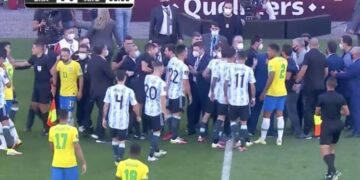 VIDEO/ E pabesueshme! Kaos në fushë në ndeshjen Brazil-Argjentinë, ndërpritet ndeshja nga autoritetet e shëndetësisë