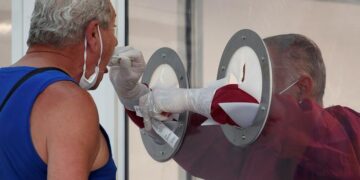 Covid-19 ul jetëgjatësinë sidomos tek burrat