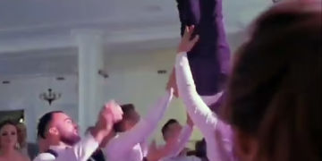 VIDEO/ Miqtë e hedhin në ajër duke festuar në dasmën e tij, thyen shtyllën kurrizore dhëndri: Po mendoj t’i padis