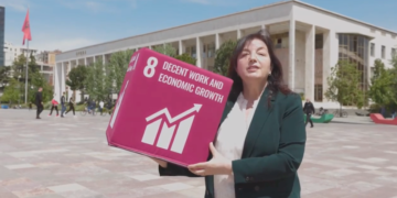 VIDEO/ Drejtoresha e INSTAT Elsa Dhuli harxhon miliona lekë për darka pune po asnjë kacidhe për kurs anglishte