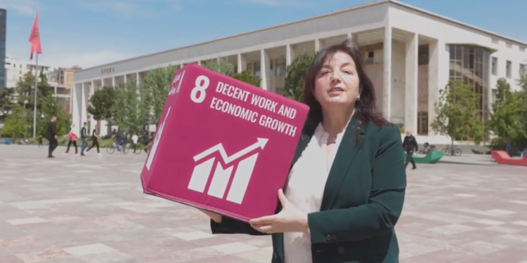 VIDEO/ Drejtoresha e INSTAT Elsa Dhuli harxhon miliona lekë për darka pune po asnjë kacidhe për kurs anglishte