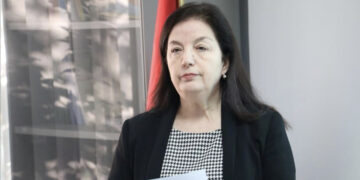 Hani, pini dhe rrëmbeni/ Shefat e INSTAT nuk u del zyra të mblidhen për punë, do shtrojnë gosti me paratë e shtetit