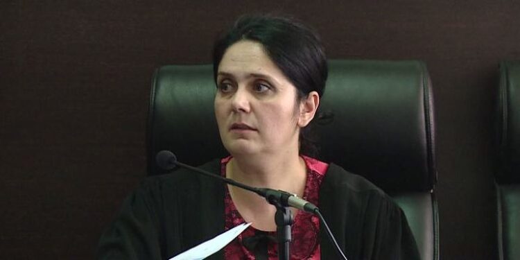 “I kam fëmijët sëmurë”, gjykata lë në burg ish gjyqtaren e arrestuar për korrupsion