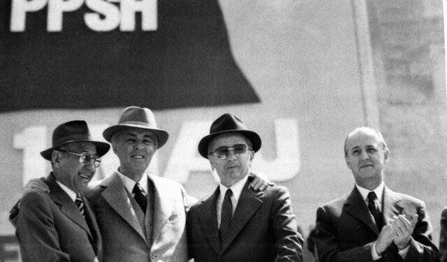 Historia e rrallë e agjentit, që u mbajt dy vjet në arkivol: Pasi u stërvita nga CIA, erdha me misone sekrete në Shqipëri, ku do i bënim atentat Enverit gjatë paradës së madhe