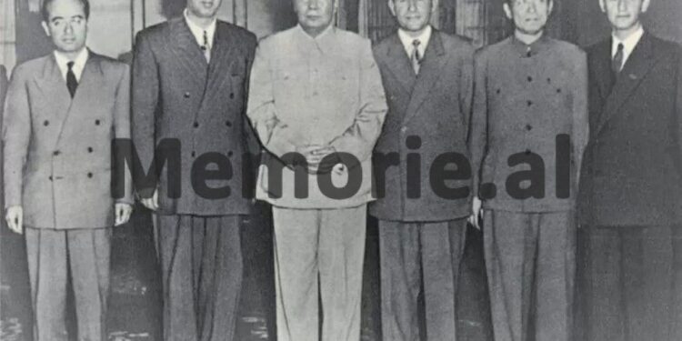 Takimi panjohur i Mao Ce Dunit me Hysni Kapon e Beqir Ballukun: Nëpër rrugët e Pekinit do shihni parulla që bëjnë thirrje për përmbysjen time