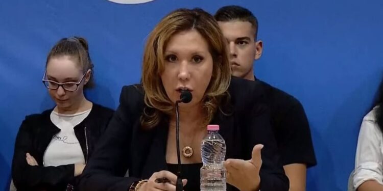 Militantja shqiptaro-amerikane Evi Kokalari vjen të rrëzoi Lulin: Bashës i ka ngelur vetëm vula dhe Grida Duma! Erdha nga SHBA për Berishën