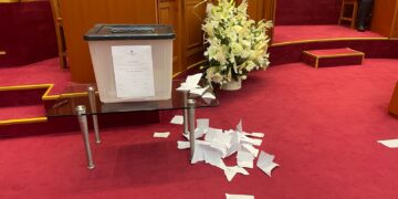 Lindita Nikolla zgjidhet Kryetare e Kuvendit me një votim formal! Basha nga frika e “tradhëtarëve” urdhëron deputetët të grisin fletën pa asnjë vlerë, para kutisë së votimit
