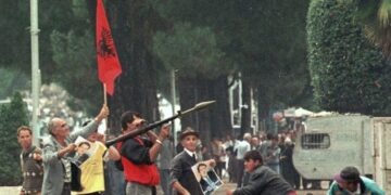 Ardhja e Merkeli bëri të harrohet 14 Shtatori! 23 vite më parë Berisha dhe PD organizuan të parin grusht shteti në Shqipëri, pushtuan kryeministrinë dhe RTSH-në
