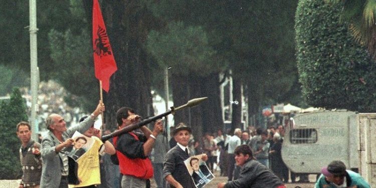 Ardhja e Merkeli bëri të harrohet 14 Shtatori! 23 vite më parë Berisha dhe PD organizuan të parin grusht shteti në Shqipëri, pushtuan kryeministrinë dhe RTSH-në