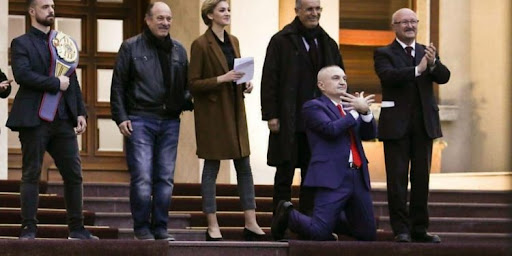 Edmond Budina: Ku dua t’ia di për Amerikë unë, Bashën do ta padisim pse i bindet SHBA-së. Karikaturisti Kapexhiu: Rama është artist