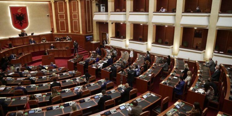 Betohen 140 deputetët e legjislaturës së re, Berisha braktis seancën