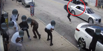 VIDEO/ Pamje të rënda, kasaphanë në SHBA: Burri nxjerr automatikun nga dritarja e makinës dhe qëllon pamëshirshëm njerëzit në trotuar