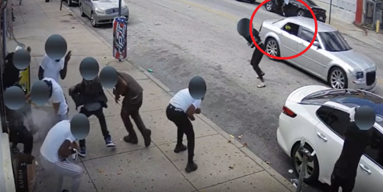 VIDEO/ Pamje të rënda, kasaphanë në SHBA: Burri nxjerr automatikun nga dritarja e makinës dhe qëllon pamëshirshëm njerëzit në trotuar