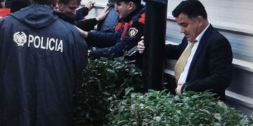 I kërcënohet lëkura e tij, po i dridhen këmbët në karrige Lulit! Muli zbërthen skenarët që po thuren dhe tregon arsyen e largimit të Berishës: “Basha i futi thikën pas shpine PD-së”!