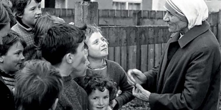 Ja përkushtoi jetën të varfërve, sot 5 vjet nga Shenjtërimi i të jashtëzankonshmes Nëna Terezës