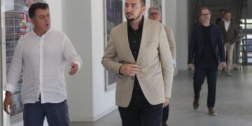 FOTOT/ Pas Bashës, Flamur Noka tenton të rrahë dhe Salianjin në selinë e PD-së