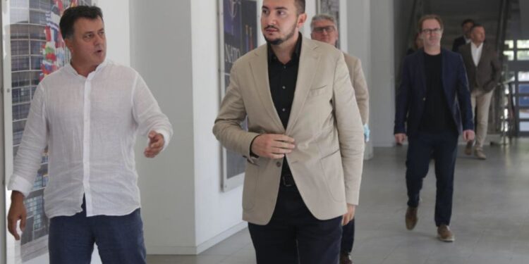 FOTOT/ Pas Bashës, Flamur Noka tenton të rrahë dhe Salianjin në selinë e PD-së