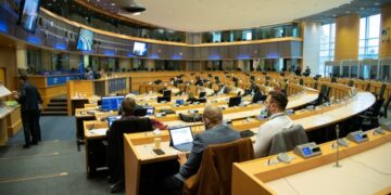 “Berisha” përfundon në PE: Eurodeputetët presion BE-së që të ketë qasjen e SHBA me vendimin për ‘non grata’