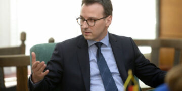 Marrveshja thotë të kundërtën Petkoviç flet përçart: Kurti duhet të pranojë realitetin, nuk do të ketë heqje të targave serbe