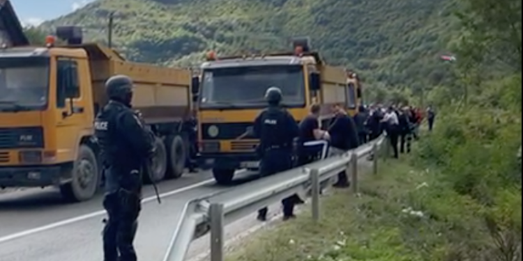 VIDEO/ Tensione në Kosovë, serbët bllokojnë rrugën me kamion për të protestuar heqjen e targave: Policia i fton të largohen