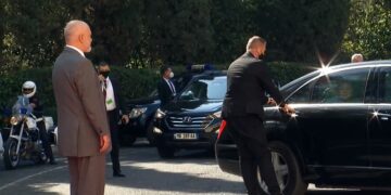 VIDEO/ Moment i sikletshëm për Merkelin, i bllokohet dera e “Mercedesit”, roja tenton ta hap me forcë