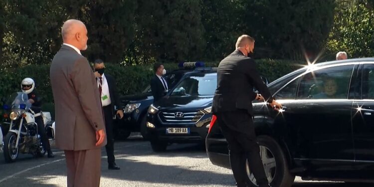 VIDEO/ Moment i sikletshëm për Merkelin, i bllokohet dera e “Mercedesit”, roja tenton ta hap me forcë