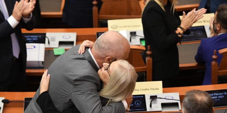 BE uron deputetët dhe kryetaren e re të Kuvendit, Lindita Nikolla: Presim bashkëpunim për integrimin