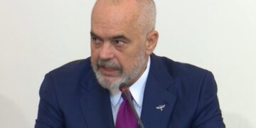 Rama paralajmëron kabinetin e tij: Kush shkel në dërrasë të kalbur, punën e ka me ligjin… jo me mua as me qeverinë