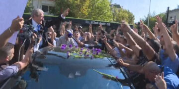 Lule mbi makinën e Berishës, Mero Baze: Mu kujtua arkivoli i Azemit, tamam kortezh mortor (Foto)