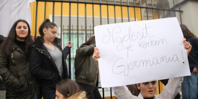 “Mbretëria e Ekselentëve” me paratë e baballarëve dhe kollovarëve… që nuk shkëlqejnë askund