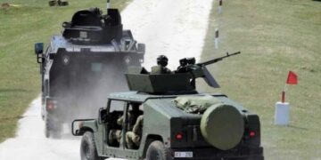 Mjetet e blinduara kthehen në Rashkë: Ushtria serbe mbaron teatrin, tërhiqet nga kufiri me Kosovën!