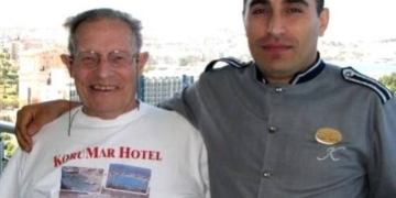 Turisti i lë të gjithë pasurinë e tij stafit të hotelit, e trajtuan mirë gjatë pushimeve