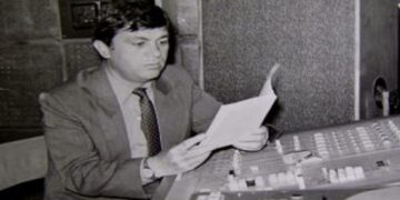 Xhelil Aliu, zëri i ëmbël i Radio Tiranës sot mbush 75 vjeç, i urojmë të bëhet 100