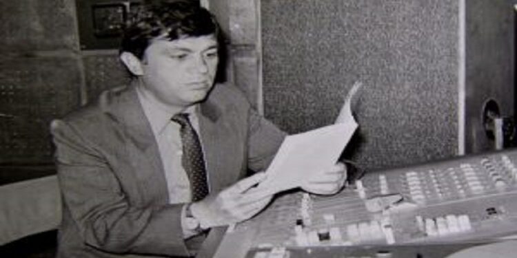 Xhelil Aliu, zëri i ëmbël i Radio Tiranës sot mbush 75 vjeç, i urojmë të bëhet 100