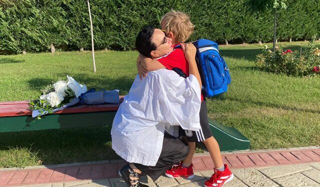 Zaho në ditën e parë të shkollës, Linda e përqafon dhe emocionon me fjalët e saj