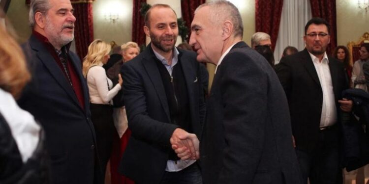 Presidenti në prag gremisje, gazetarët që i “fërkonin shpatullat” deri dje: Ilir Meta na di për budallenj