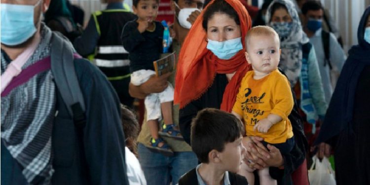 “Na dërgoni në shtëpi”! Refugjatët afganë të izoluar në hotelet e Mbretërisë së Bashkuar kërkojnë rikthimin në atdhe