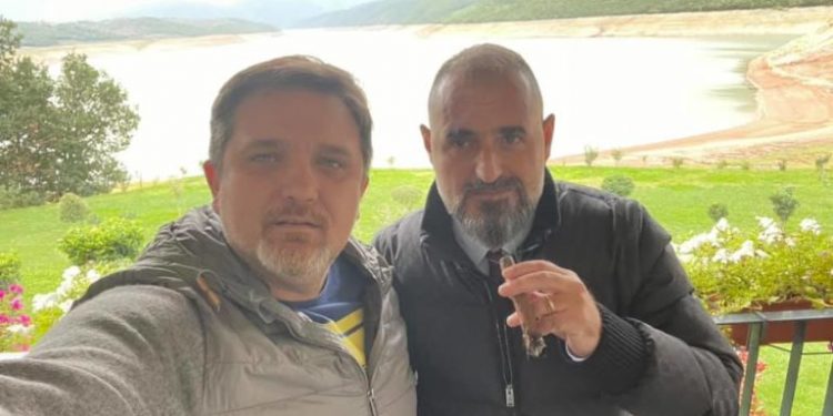 FOTO LAJM/ Lëviz bursa e politikës shqiptare, kur drejt Kukësit u nisen dy strategët e njohur