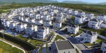 Skandal në tekstet shkollore/ Rezidenca “ROLLING HILLS” fshati tipik në Shqipëri, një vilë mbi 500 mijë euro, paga miniamle 300 mijë lek