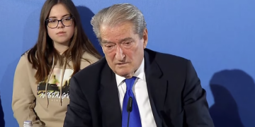 “I hodhe në sulm kriminelët”! Qytetarët “masakrojnë” Sali Berishën: Ligji do veprojë mbi ty…