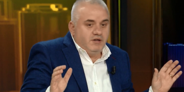 Sherri mes Ramës dhe Bashës në Kuvend : “Uauaua, gjylja e madhe plasi”!  “Humorist” i ri Artan Hoxha publikon foton dhe bën paralajmërimin e fortë: Gjeni vrimë e futuni!